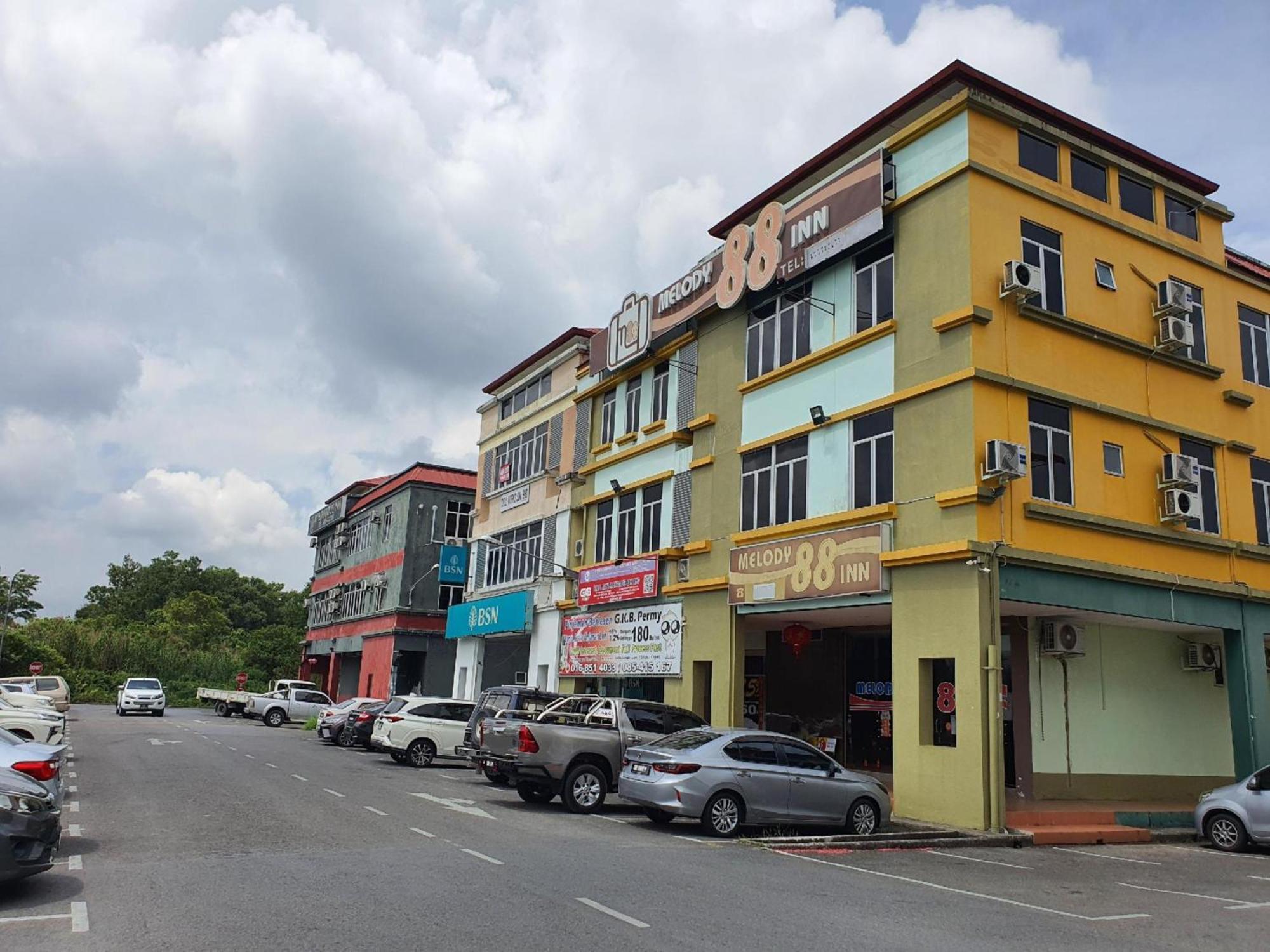 Oyo 90964 Melody 88 Inn Miri Esterno foto